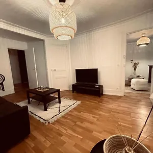 Chic On The Famous Shopping Rue Du Faubourg Saint-honore Street Apartment